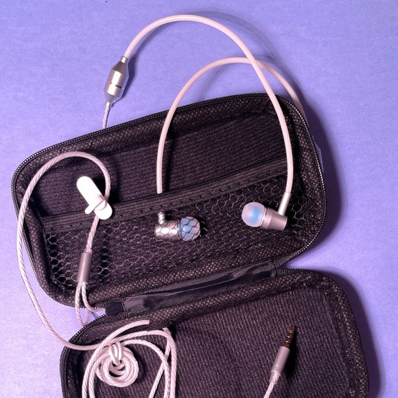 Corded [ white ] earbuds with tangle-free cord & remote - Picture 1 of 2